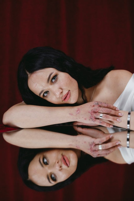 Каблучка срібна "Любов варта всього"