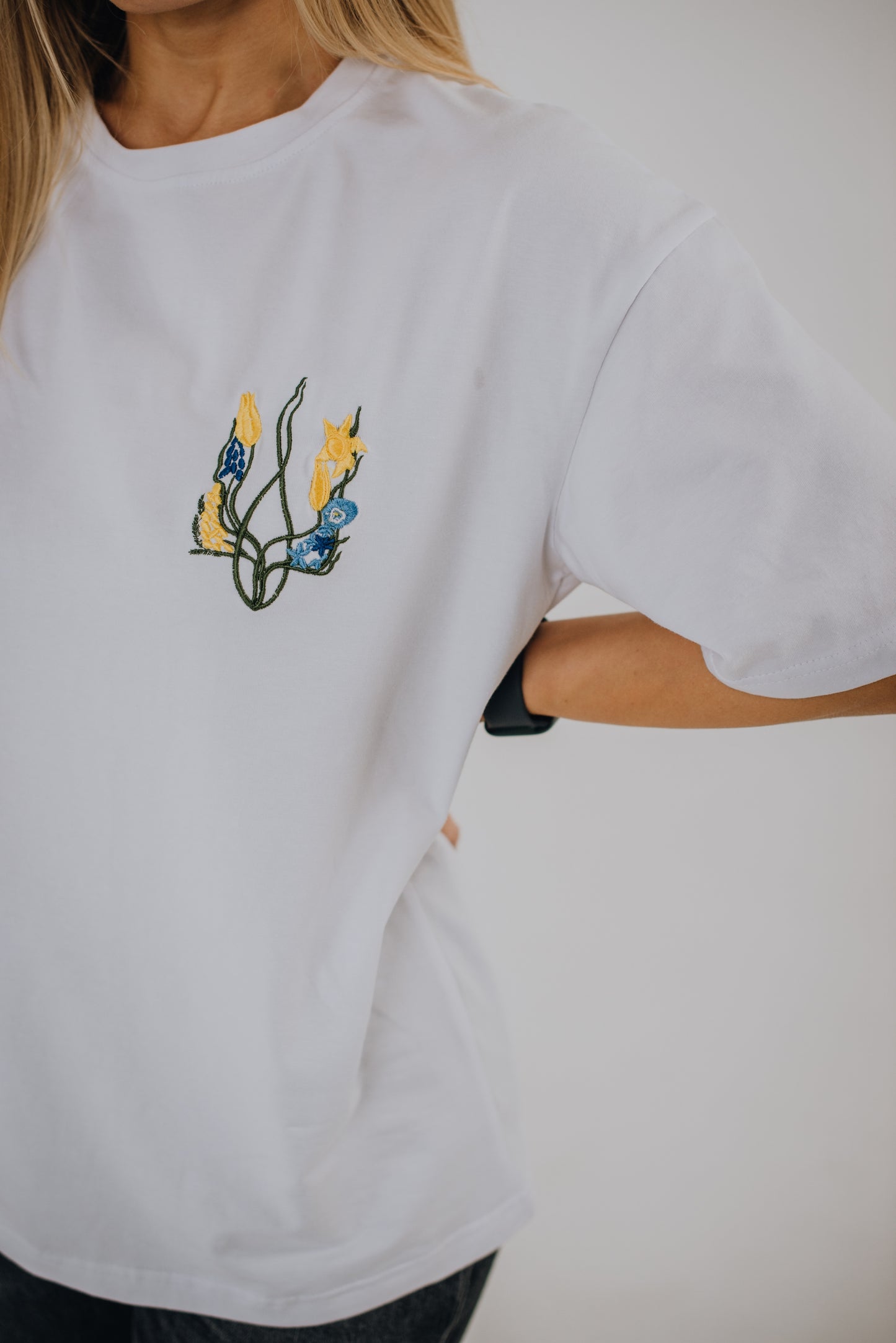 Футболка «Квітучий тризуб» OVERSIZE (ліворуч)