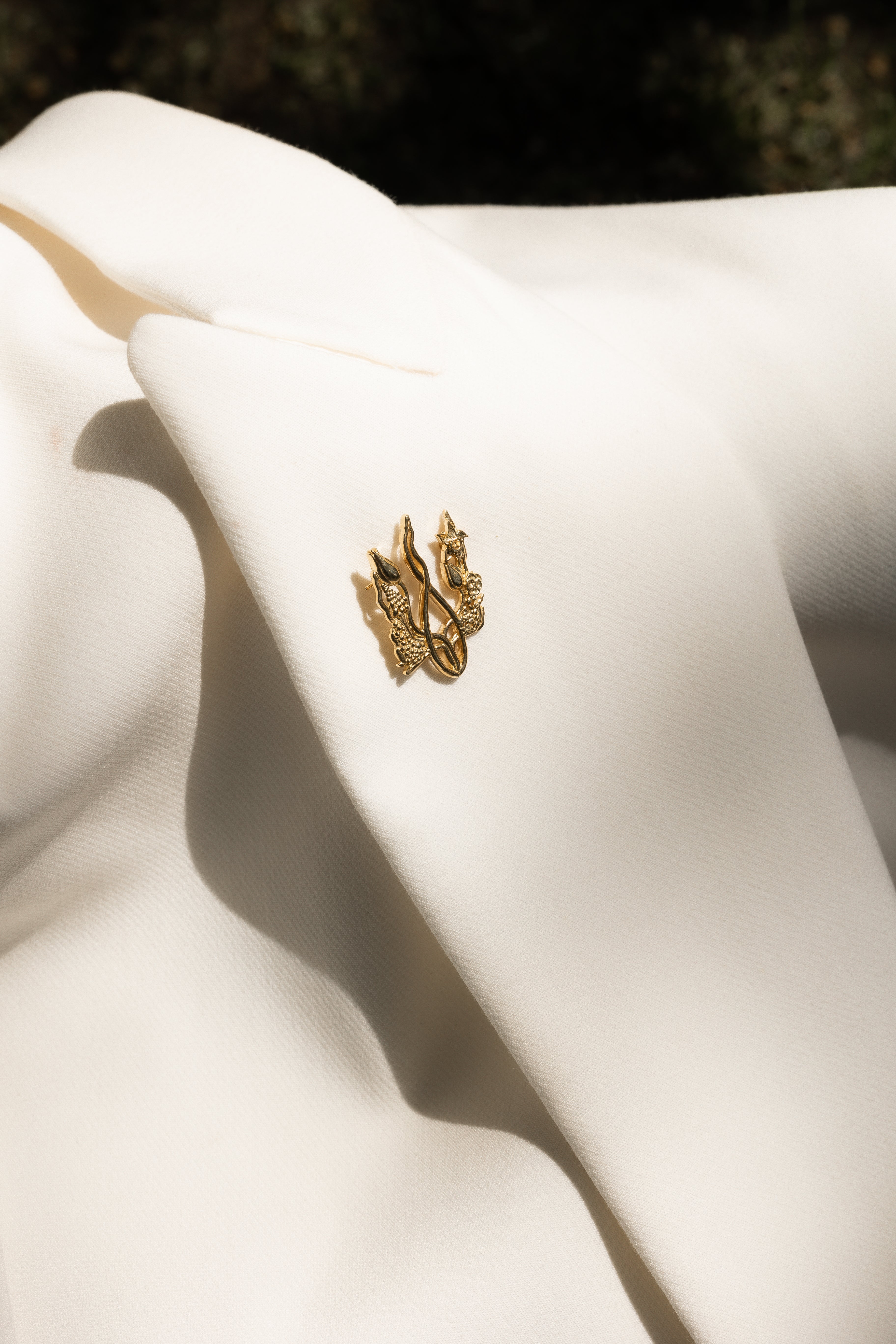 Брошка «Квітучий тризуб»