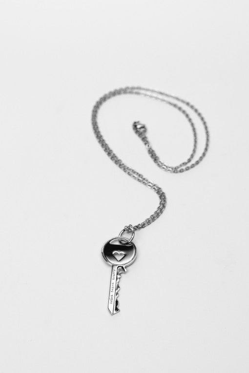 Прикраса круглий ключ "Любов варта всього" з латуні