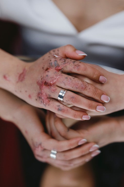 Каблучка срібна "Любов варта всього"