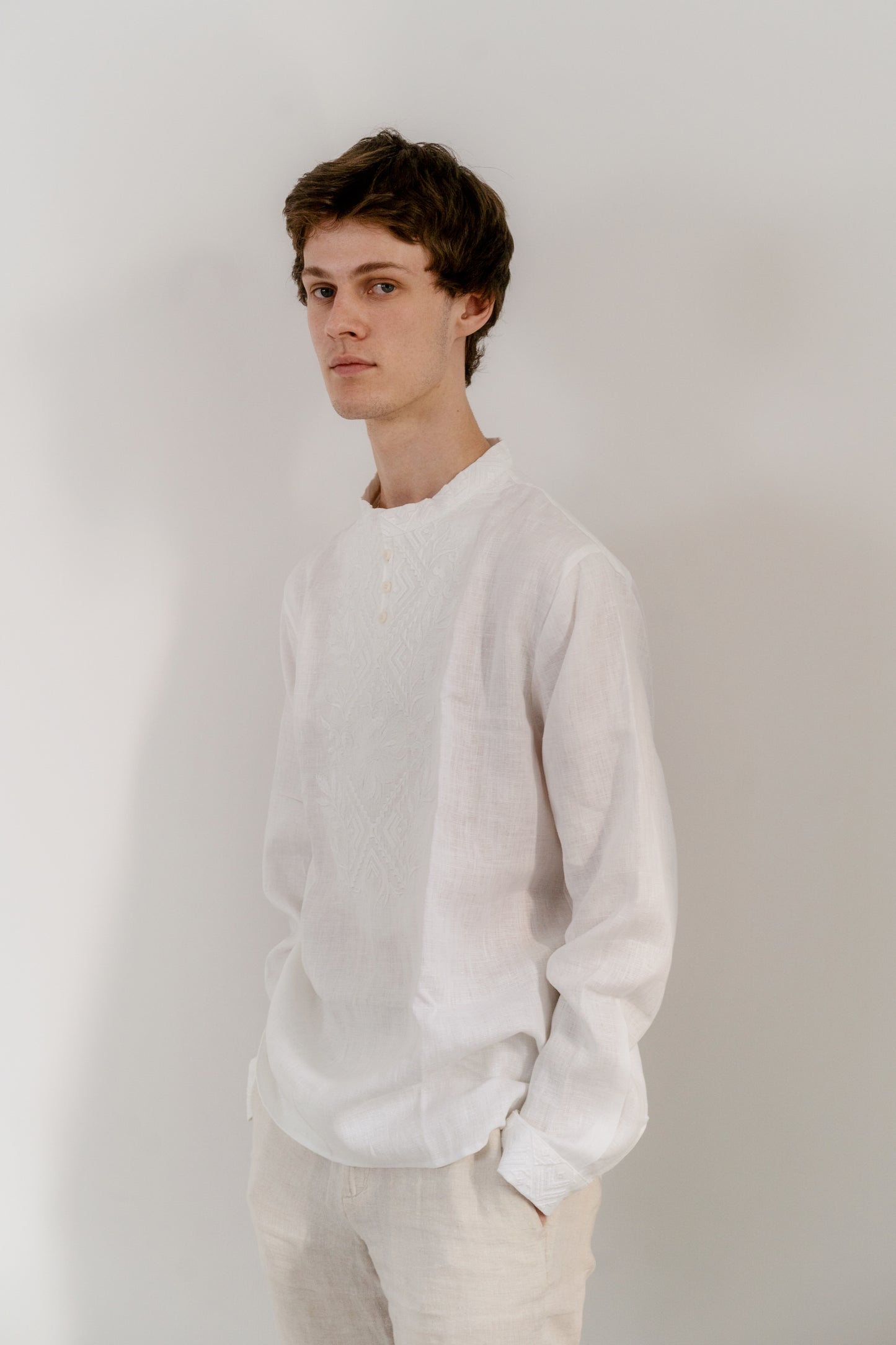 Чоловіча сорочка з дизайнерською вишивкою «Доріжка» білим по білому, стійка