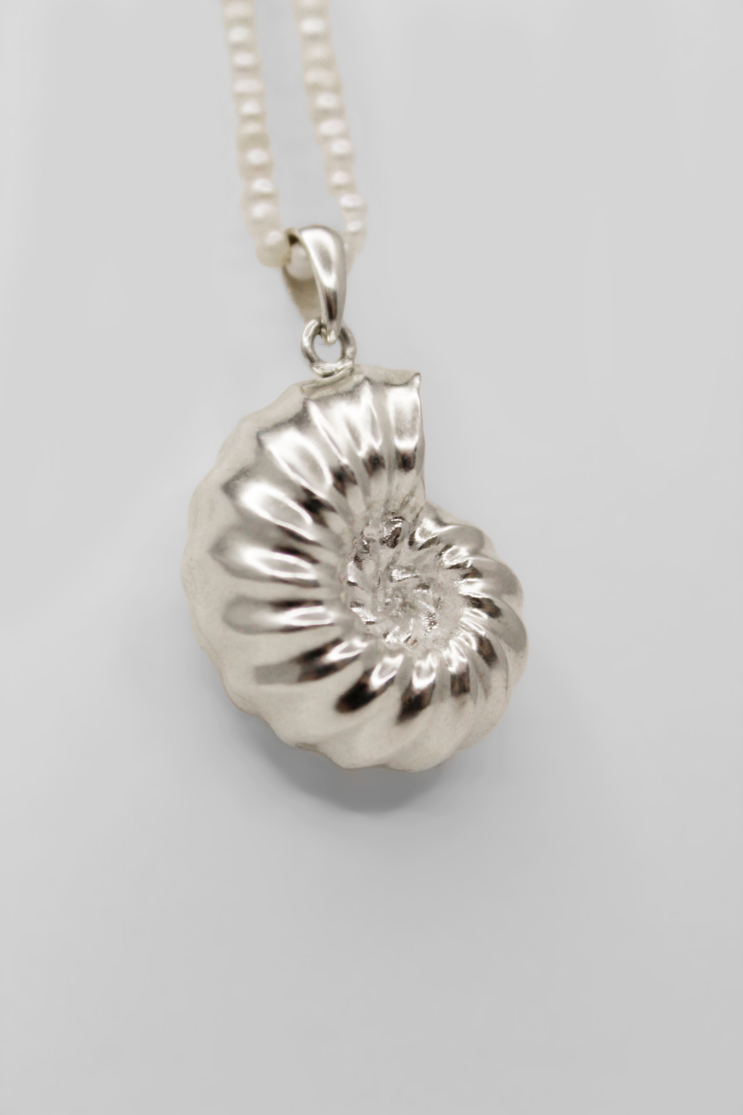 Підвіска «Мушля шепоче» з перлами