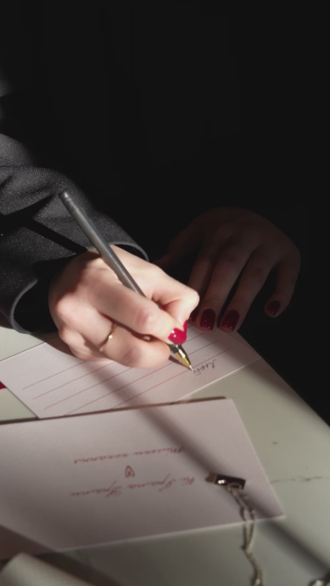 Завантажити відео: Підвіс «Кохаю»