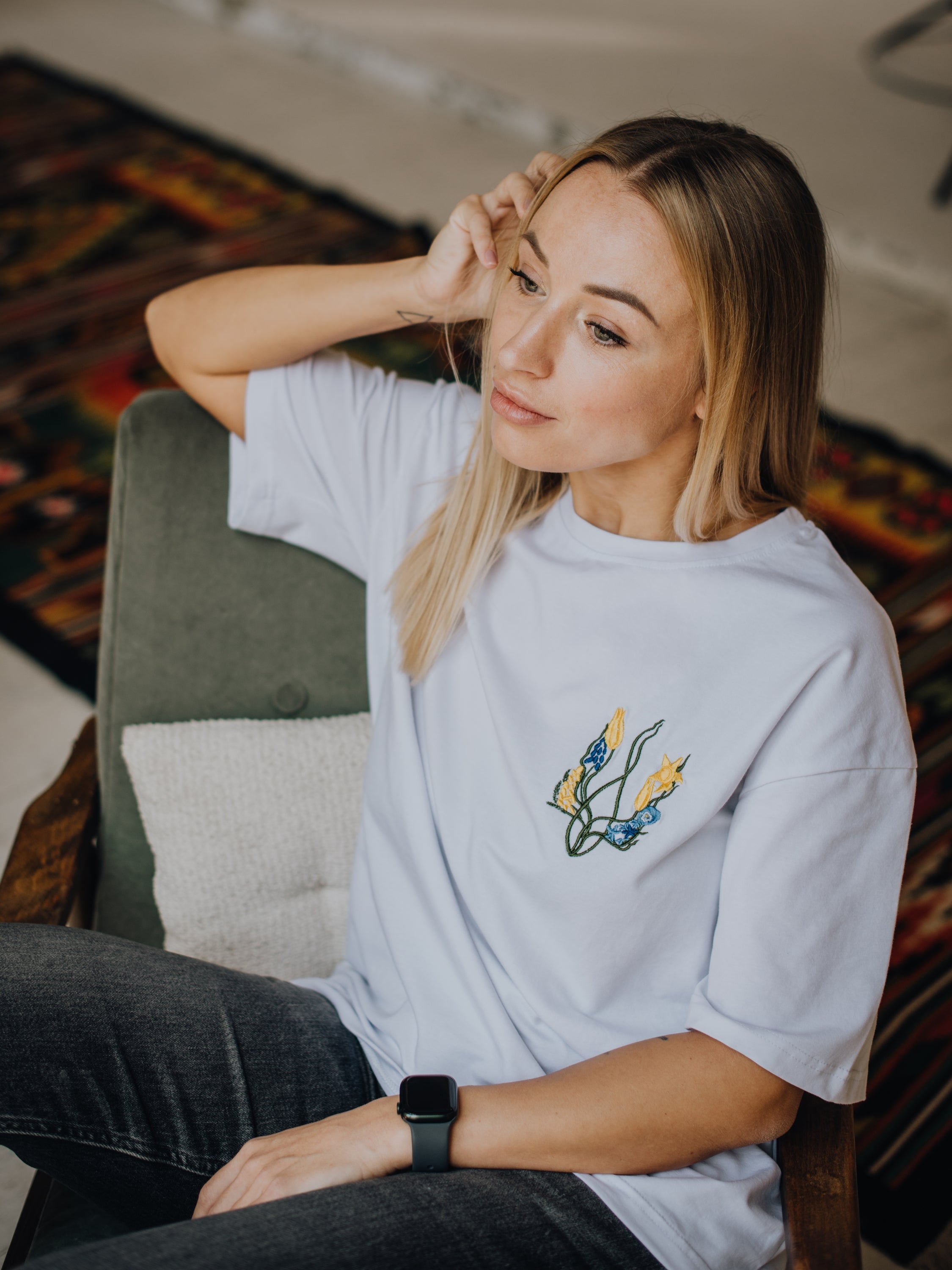 Футболка «Квітучий тризуб» OVERSIZE (ліворуч)