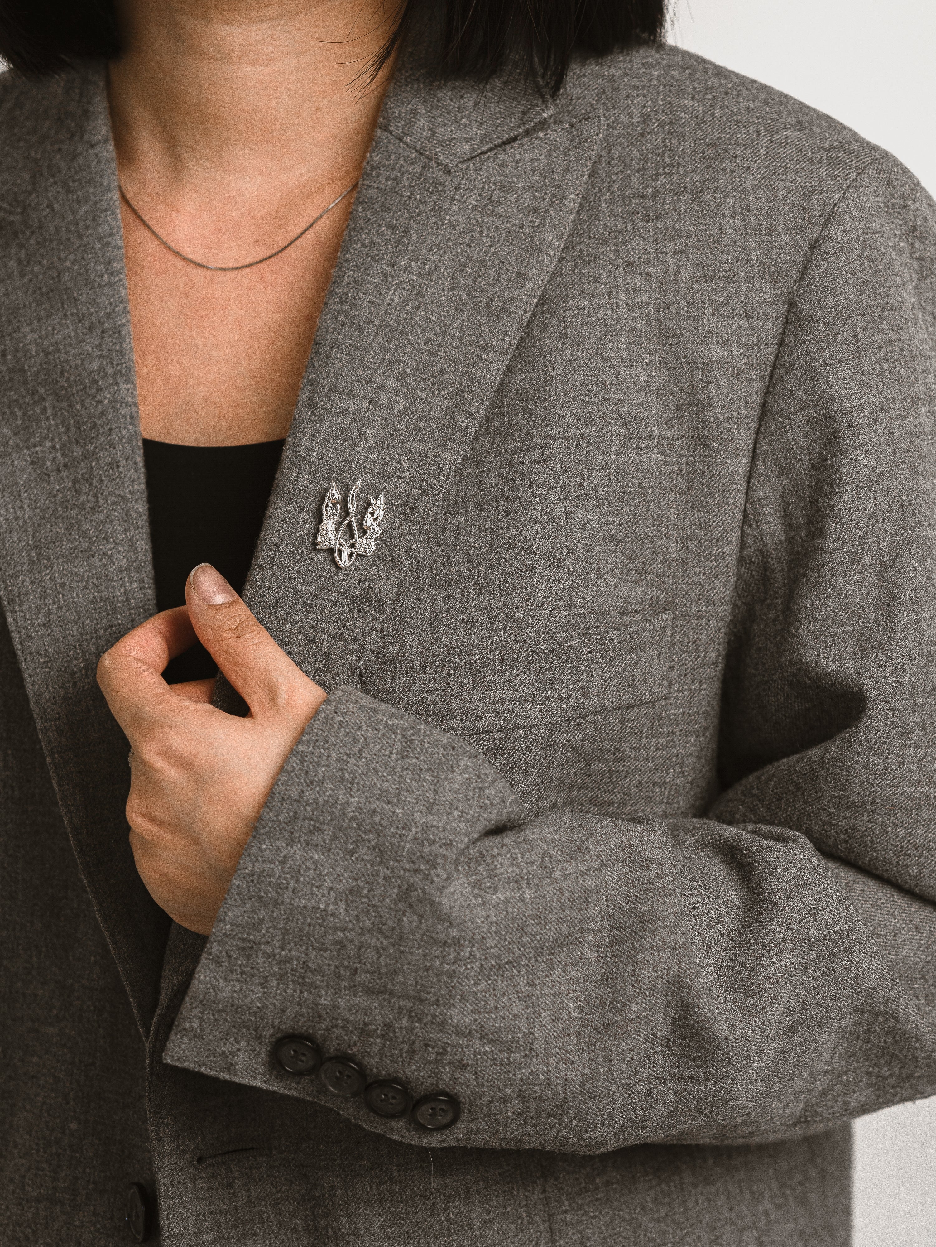 Брошка «Квітучий тризуб» (срібло в родії)