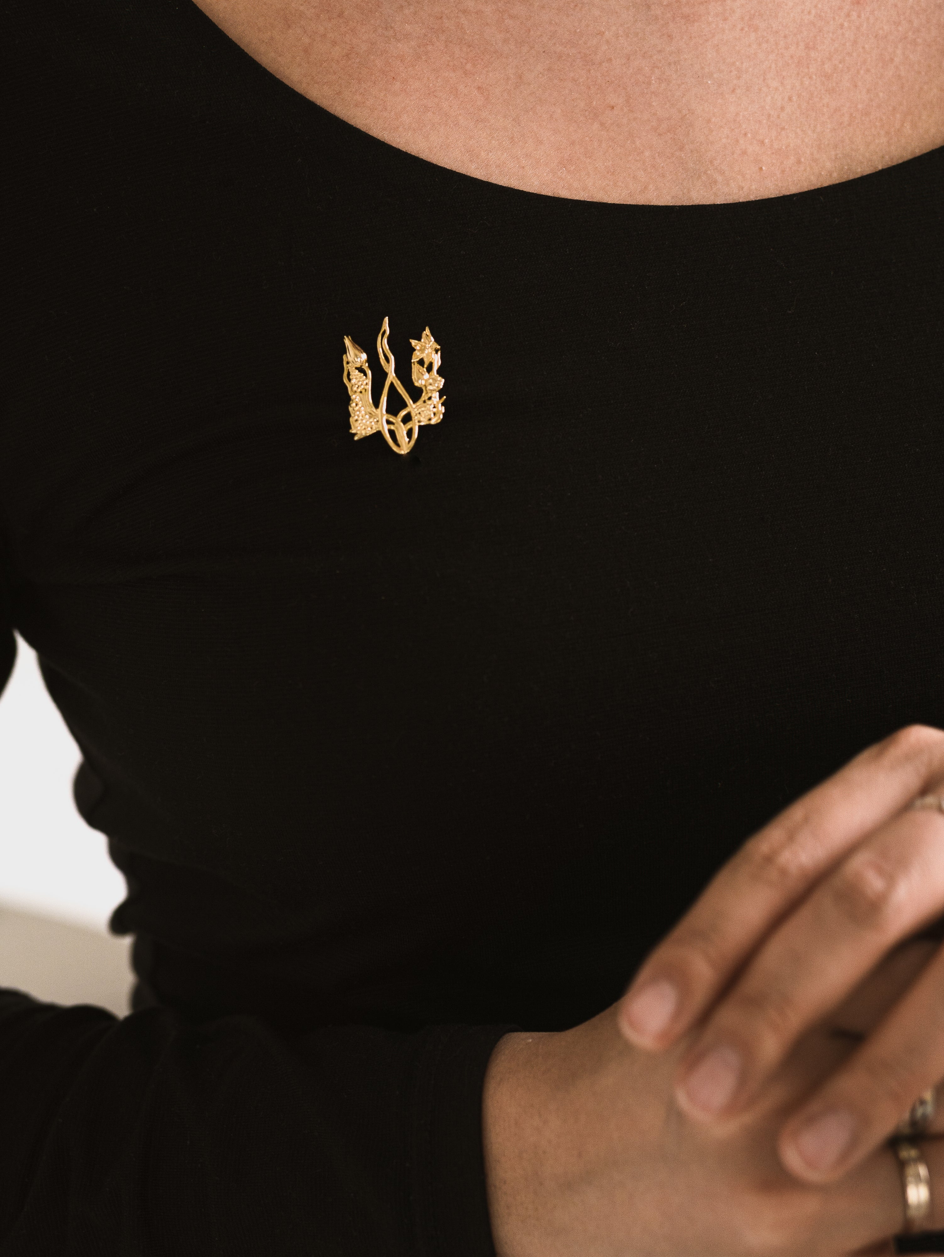 Брошка «Квітучий тризуб»