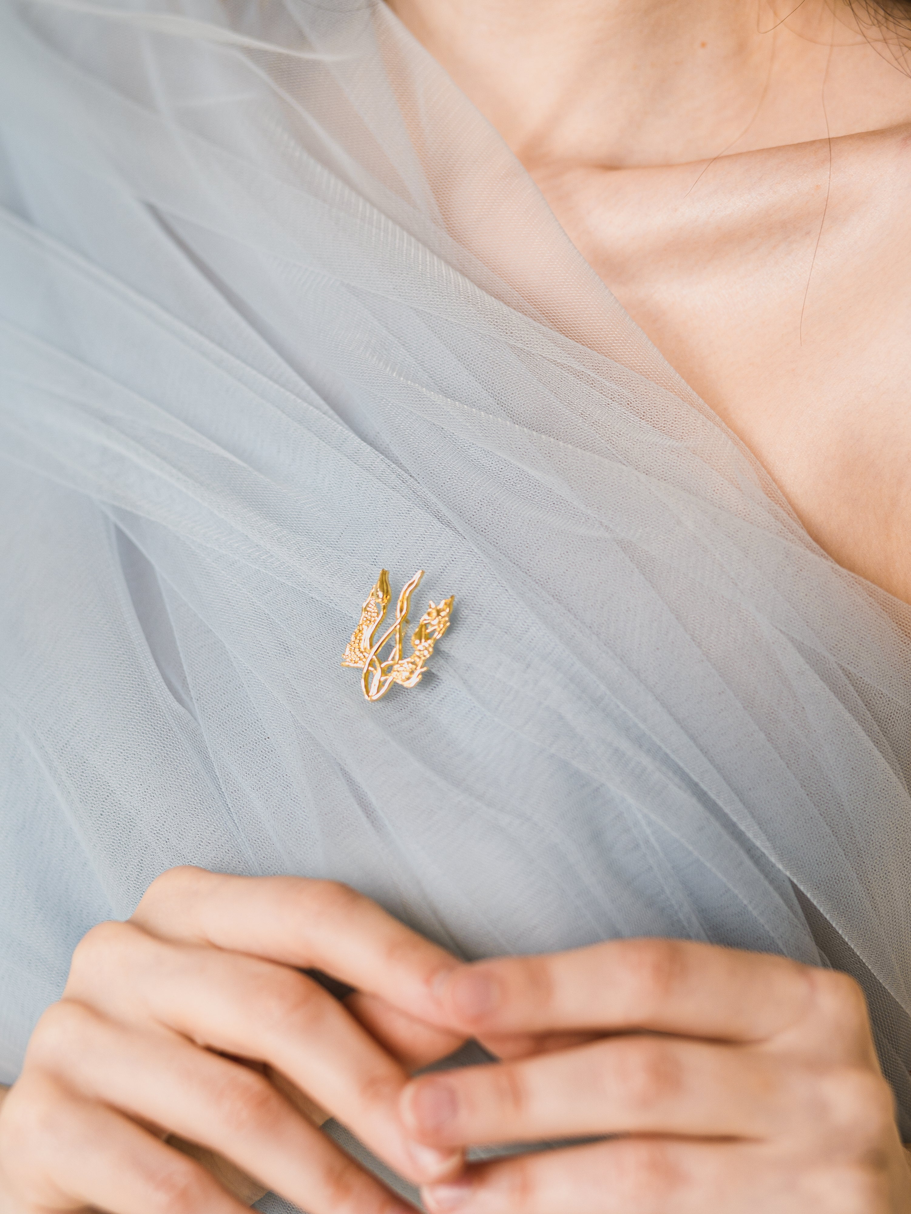 Брошка «Квітучий тризуб»