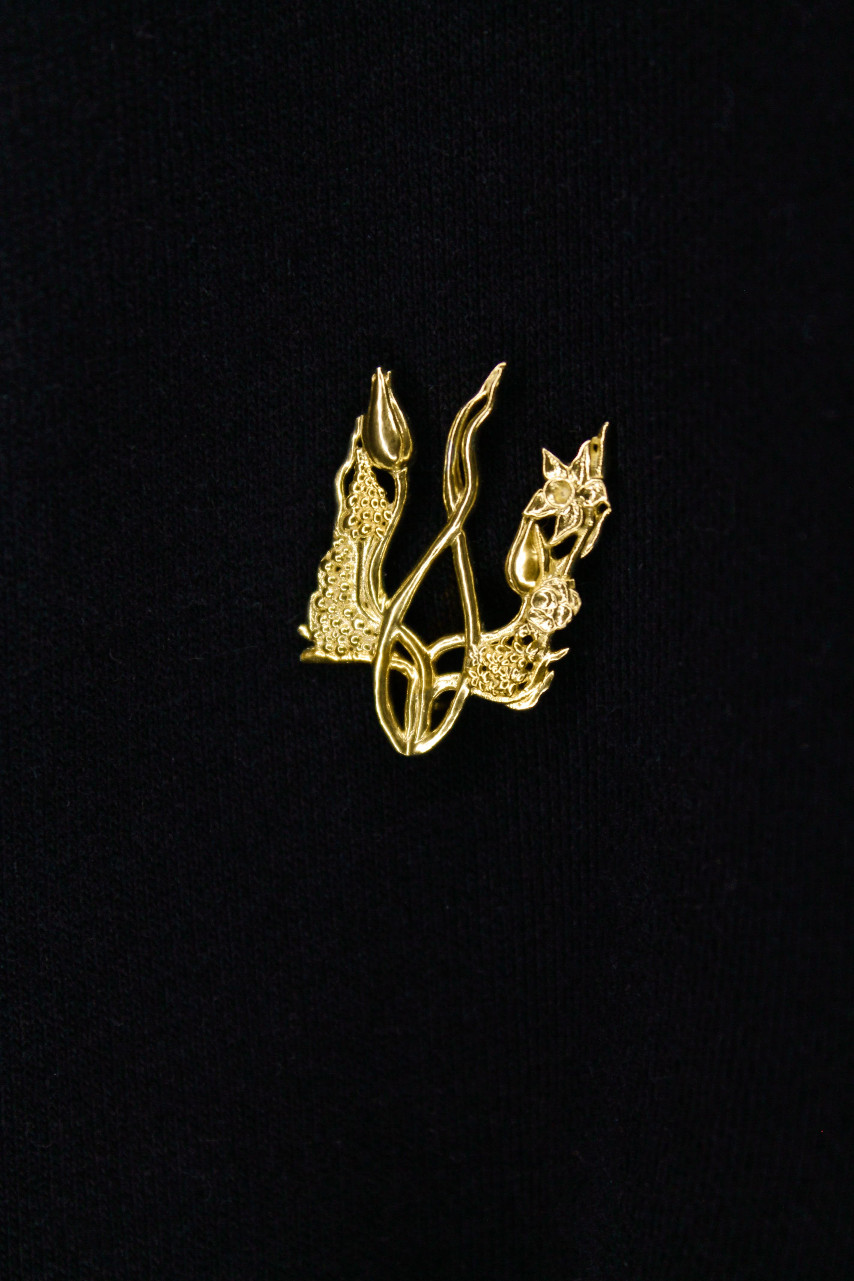 Брошка «Квітучий тризуб»