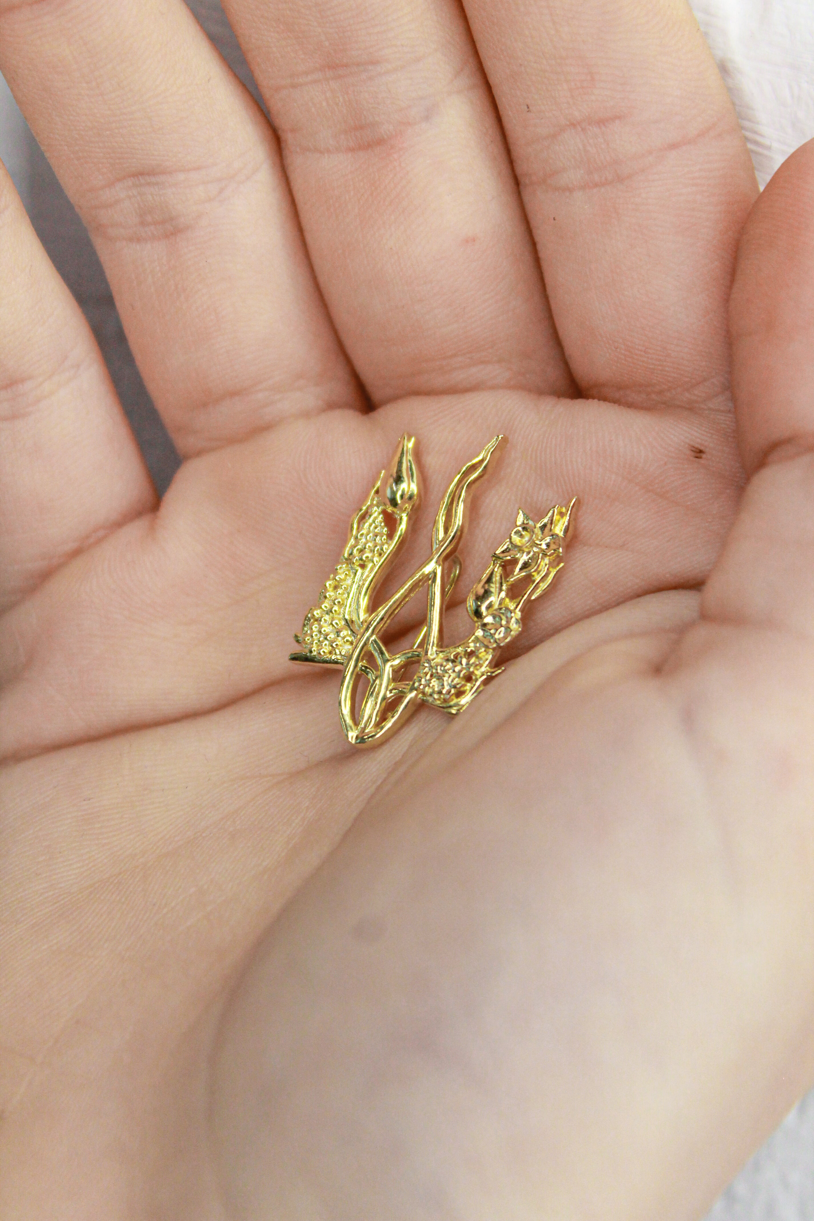 Брошка «Квітучий тризуб»